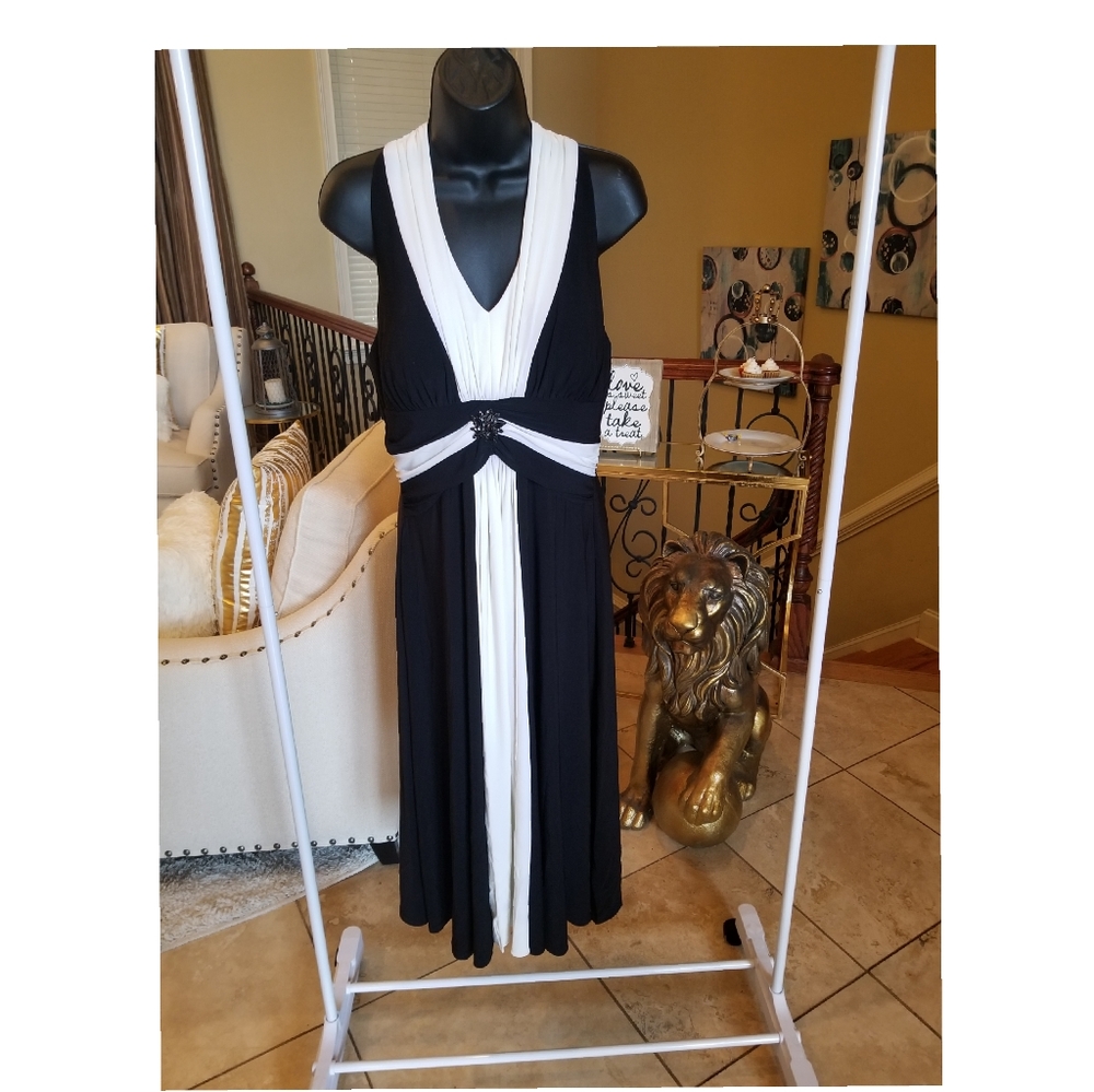🎀 Black and white broached flowy cocktail dress